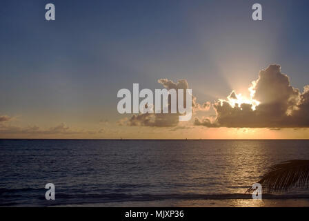 Die Sonne hinter den Wolken in Sansibar Stockfoto