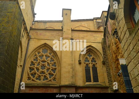 Meisterhafte Kathedrale mit ihren Abovered Fenster in die befestigte Stadt Getaria. Architektur Mittelalter Reisen. März 26, 2018. Getaria Guipuzcoa Basq Stockfoto