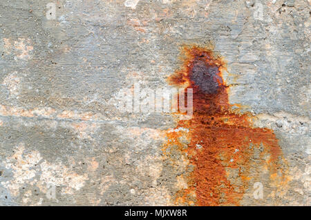Alte Beton wand Textur Hintergrund mit dunklen rot Brennen in der Mitte durch Rost Nagel verursacht Stockfoto
