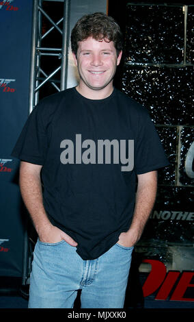 Sean Astin bei der Premiere von 'Die Another Day' bei der Ankunft im Shrine Auditorium in Los Angeles. November 11, 2002. - AstinSean 37. jpgAstinSean 37 Veranstaltung in Hollywood Leben - Kalifornien, Red Carpet Event, Vertikal, USA, Filmindustrie, Prominente, Fotografie, Bestof, Kunst, Kultur und Unterhaltung, Topix Celebrities Fashion / vom roten Teppich-, eine Person, Vertikal, Besten, Hollywood Leben, Event in Hollywood Leben - Kalifornien, Roter Teppich und backstage, USA, Film, Stars, Film Stars, TV Stars, Musik, Promis, Fotografie, Bestof, Arts C Stockfoto