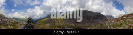 Panoramablick auf die inneren Knorrkogel in Tirol, am Innergschloess Glacier Trail, mit einem Stapel von Steinen. Stockfoto