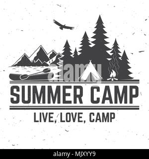 Sommer Camp. Vector Illustration. Konzept für Hemd oder Logo, Print, Stempel oder T-Stück. Vintage Typografie Design mit Kanu, Paddel, camping Zelt und Fores Stock Vektor