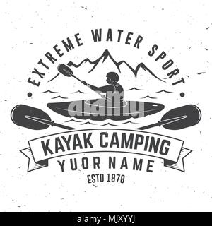 Kajak Camping. Vector Illustration. Konzept für T-Shirt, Druck, Stempel oder T-Stück. Vintage Typografie Design mit Berg- und kayaker Silhouette. Extreme wa Stock Vektor