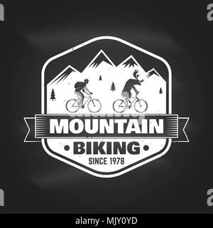 Mountain Bike Club. Vector Illustration. Konzept für T-Shirt, Druck, Stempel oder T-Stück. Vintage Typografie Design mit Fahrrad und Mountainbike Silhouette. Chalk d Stock Vektor