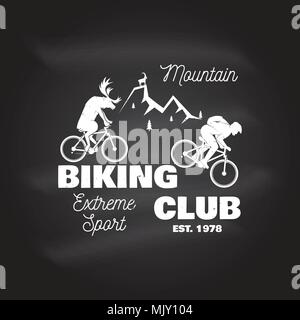 Mountain Bike Club. Vector Illustration auf dem Schwarzen Brett. Konzept für Hemd oder Logo, Print, Stempel oder T-Stück. Vintage Typografie Design mit Mann, Stock Vektor