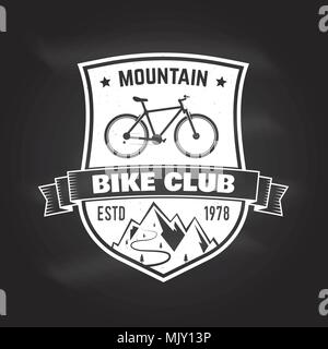 Mountain Bike Club. Vector Illustration. Konzept für T-Shirt, Druck, Stempel oder T-Stück. Vintage Typografie Design mit Fahrrad und Mountainbike Silhouette. Chalk d Stock Vektor