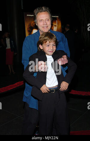 Christopher Walken und Jonah Bobo Ankunft auf dem Um die Biegung Premiere auf der Direktor Guild Theater in Los Angeles. September 21, 2004. - 0 BoboJ WalkenChristopher 005.JPG - 0 BoboJ WalkenChristopher 005.JPG 0 WalkenChristopher BoboJ 005 Veranstaltung in Hollywood Leben - Kalifornien, Red Carpet Event, Vertikal, USA, Filmindustrie, Prominente, Fotografie, Bestof, Kunst, Kultur und Unterhaltung, Topix Celebrities Fashion / vom roten Teppich-, Vertikal, Besten, Hollywood Leben, Event in Hollywood Leben - Kalifornien, Roter Teppich, USA, Filmindustrie, Celebri Stockfoto