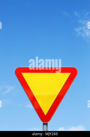 Schwedische Verkehrsschild Weg geben auf blauen Himmel. Stockfoto