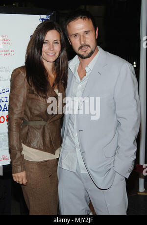 Courteney Cox-Arquette und Ehemann David Arquette Ankunft auf dem Kiss Bang Bang Premiere auf der Chinese Theatre in Los Angeles Küssen. Oktober 18, 2005. - 02 C Cox-Arquette David050.JPG - 02 Cox-Arquette David C 050.JPG 02 C Cox-Arquette David 050 Veranstaltung in Hollywood Leben - Kalifornien, Red Carpet Event, Vertikal, USA, Filmindustrie, Prominente, Fotografie, Bestof, Kunst, Kultur und Unterhaltung, Topix Celebrities Fashion / vom roten Teppich-, Vertikal, Besten, Hollywood Leben, Event in Hollywood Leben - Kalifornien, Roter Teppich, USA, Filmindustrie, Ce Stockfoto