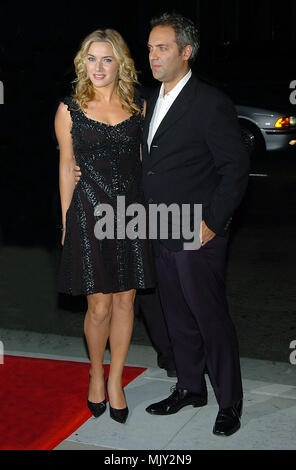 Kate Winslet und Mann anreisen, auf der Suche nach Neverland Premiere auf der Academyy von Motion Pictures in Los Angeles. November 11, 2004. - 02 - WinsletKate Mann 012.JPG-02-WinsletKate Mann 012.JPG 02-WinsletKate Mann 012 Veranstaltung in Hollywood Leben - Kalifornien, Red Carpet Event, Vertikal, USA, Filmindustrie, Prominente, Fotografie, Bestof, Kunst, Kultur und Unterhaltung, Topix Celebrities Fashion / vom roten Teppich-, Vertikal, Besten, Hollywood Leben, Event in Hollywood Leben - Kalifornien, Roter Teppich, USA, Filmindustrie, Prominente, mov Stockfoto