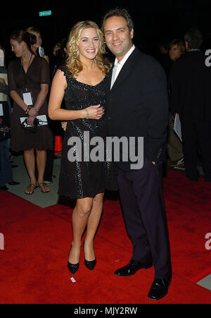 Kate Winslet und Mann anreisen, auf der Suche nach Neverland Premiere auf der Academyy von Motion Pictures in Los Angeles. November 11, 2004. - 03 - WinsletKate Mann018.JPG - 03 - WinsletKate Mann 018.JPG 03-WinsletKate Mann 018 Veranstaltung in Hollywood Leben - Kalifornien, Red Carpet Event, Vertikal, USA, Filmindustrie, Prominente, Fotografie, Bestof, Kunst, Kultur und Unterhaltung, Topix Celebrities Fashion / vom roten Teppich-, Vertikal, Besten, Hollywood Leben, Event in Hollywood Leben - Kalifornien, Roter Teppich, USA, Filmindustrie, Prominente, mov Stockfoto