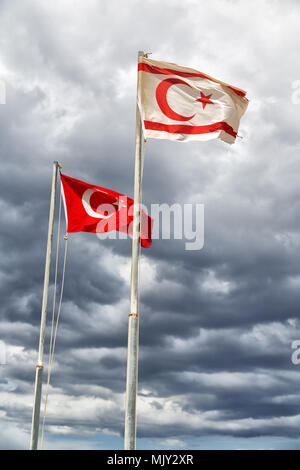 Im Norden von Zypern die wehende Flagge im Himmel Konzept der Stolz und Beruf Stockfoto