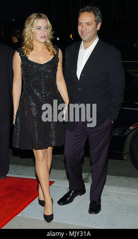 Kate Winslet und Mann anreisen, auf der Suche nach Neverland Premiere auf der Academyy von Motion Pictures in Los Angeles. November 11, 2004. - 06 - WinsletKate Mann 015.JPG-06-WinsletKate Mann 015.JPG 06-WinsletKate Mann 015 Veranstaltung in Hollywood Leben - Kalifornien, Red Carpet Event, Vertikal, USA, Filmindustrie, Prominente, Fotografie, Bestof, Kunst, Kultur und Unterhaltung, Topix Celebrities Fashion / vom roten Teppich-, Vertikal, Besten, Hollywood Leben, Event in Hollywood Leben - Kalifornien, Roter Teppich, USA, Filmindustrie, Prominente, mov Stockfoto