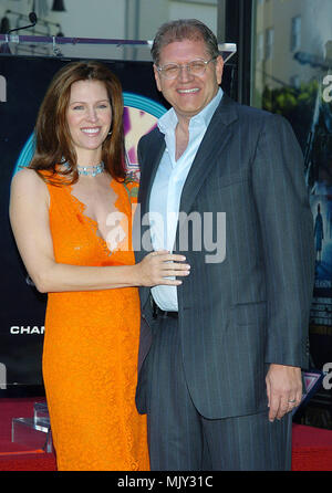 Der Hollywood Walk of Fame ehren Regisseur Robert Zemeckis (mit Frau Leslie Harter-Zemeckis). Der Stern ist vor GraumanÕs Chinese Theatre in Hollywood Blvd., Los Angeles. - 06 - ZemeckisRobert Frau.JPG - 06-ZemeckisRobert Frau.JPG 06-ZemeckisRobert frau Event in Hollywood Leben - Kalifornien, Red Carpet Event, Vertikal, USA, Filmindustrie, Prominente, Fotografie, Bestof, Kunst, Kultur und Unterhaltung, Topix Celebrities Fashion / vom roten Teppich-, Vertikal, Besten, Hollywood Leben, Event in Hollywood Leben - Kalifornien, Roter Teppich, USA, Fi Stockfoto