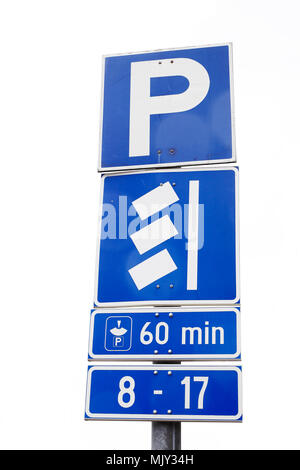 Finnische Parkplatz Schild erlaubt Parkplatz für 60 Minuten mit Parkscheibe. Stockfoto