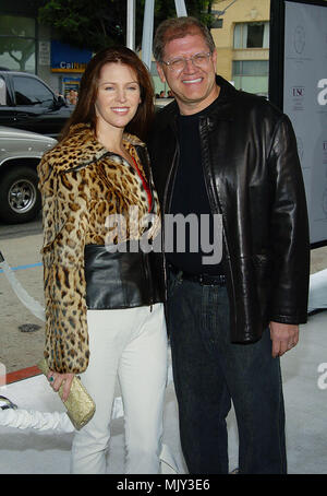 Robert Zemeckis und Frau Leslie Ankunft auf dem Polar Express Premiere auf dem Grauman Chinese Theatre in Los Angeles. 11.07.2004. - 23 - ZemeckisRobert Leslie053.JPG - 23 - ZemeckisRobert Leslie 053.JPG 23-ZemeckisRobert Leslie 053 Veranstaltung in Hollywood Leben - Kalifornien, Red Carpet Event, Vertikal, USA, Filmindustrie, Prominente, Fotografie, Bestof, Kunst, Kultur und Unterhaltung, Topix Celebrities Fashion / vom roten Teppich-, Vertikal, Besten, Hollywood Leben, Event in Hollywood Leben - Kalifornien, Roter Teppich, USA, Filmindustrie, Prominente, movi Stockfoto