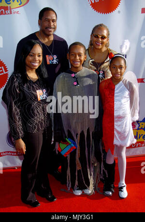 Dave Winfield und Familie bei der Ankunft im Traum Halloween die Kinder durch AIDS-Stiftung bei der Barker Hangar in Los Angeles betroffen zu profitieren. 30. Oktober 2004. - 28 - Familie WinfieldDave 001.JPG - 28 - Familie WinfieldDave 001.JPG 28-WinfieldDave family 001 Veranstaltung in Hollywood Leben - Kalifornien, Red Carpet Event, Vertikal, USA, Filmindustrie, Prominente, Fotografie, Bestof, Kunst, Kultur und Unterhaltung, Topix Celebrities Fashion / vom roten Teppich-, Vertikal, Besten, Hollywood Leben, Event in Hollywood Leben - Kalifornien, Roter Teppich, USA, Film I Stockfoto