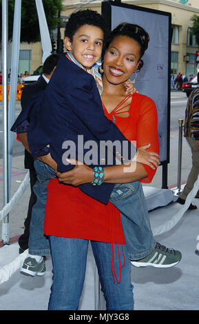 Nona Gaye und Sohn Nolan Ankunft auf dem Polar Express Premiere auf dem Grauman Chinese Theatre in Los Angeles. 11.07.2004. - 30 - GayeNona Nolan.JPG - 30 - GayeNona Nolan.JPG 30-GayeNona Nolan Ereignis in Hollywood Leben - Kalifornien, Red Carpet Event, Vertikal, USA, Filmindustrie, Prominente, Fotografie, Bestof, Kunst, Kultur und Unterhaltung, Topix Celebrities Fashion / vom roten Teppich-, Vertikal, Besten, Hollywood Leben, Event in Hollywood Leben - Kalifornien, Roter Teppich, USA, Film, Stars, Film Stars, TV Stars, Musik c Stockfoto