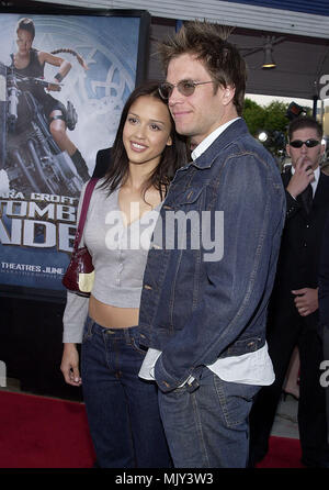 Jessica Alba und Freund Michael Weatherly - Dark Angel - Ankunft an der Lara Croft: Tomb Raider Premiere auf dem Westwood Village Theater in Los Angeles Juni 11, 2001 - WeatherlyM AlbaJessica 17.JPG - WeatherlyM AlbaJessica 17. JPGAlbaJessica WeatherlyM 17 Veranstaltung in Hollywood Leben - Kalifornien, Red Carpet Event, Vertikal, USA, Filmindustrie, Prominente, Fotografie, Bestof, Kunst, Kultur und Unterhaltung, Topix Celebrities Fashion / vom roten Teppich-, Vertikal, Besten, Hollywood Leben, Event in Hollywood Leben - Kalifornien, Roter Teppich, USA Stockfoto