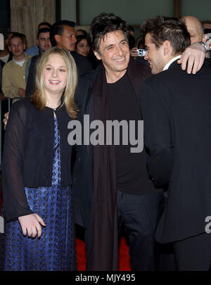 Al Pacino mit Tochter und Colin Farrell bei der Premiere von "rekrutieren" an den Cinerama Dome in Los Angeles. Januar 28, 2003 - AlPacino Tochter Farrell 28.JPG-AlPacino Tochter Farrell 28. JPGAlPacino Tochter Farrell 28 Veranstaltung in Hollywood Leben - Kalifornien, Red Carpet Event, Vertikal, USA, Filmindustrie, Prominente, Fotografie, Bestof, Kunst, Kultur und Unterhaltung, Topix Celebrities Fashion / vom roten Teppich-, Vertikal, Besten, Hollywood Leben, Event in Hollywood Leben - Kalifornien, Roter Teppich, USA, Filmindustrie, Prominente, Film Stockfoto