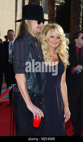 Kid Rock und Pamela Anderson Ankommend an der Kreuzung '31 Jährliche American Music Awards' im Shrine Auditorium in Los Angeles. November, 16, 2003. - KidRock AndersonPam 01A.jpg - AndersonPam jpgAndersonPam KidRock01 A. KidRock01 eine Veranstaltung in Hollywood Leben - Kalifornien, Red Carpet Event, Vertikal, USA, Filmindustrie, Prominente, Fotografie, Bestof, Kunst, Kultur und Unterhaltung, Topix Celebrities Fashion / vom roten Teppich-, Vertikal, Besten, Hollywood Leben, Event in Hollywood Leben - Kalifornien, Roter Teppich, USA, Filmindustrie, Prominente, Film Stockfoto