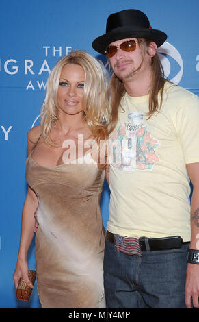 Pam Anderson und Freund Kid Rock kommen für die 44. jährlichen Grammy Awards im Staples Center in Los Angeles, Ca., Feb 27, 2002. - KidRock AndersonPam 02.JPG - KidRock AndersonPam 02. JPGAndersonPam KidRock02 Event in Hollywood Leben - Kalifornien, Red Carpet Event, Vertikal, USA, Filmindustrie, Prominente, Fotografie, Bestof, Kunst, Kultur und Unterhaltung, Topix Celebrities Fashion / vom roten Teppich-, Vertikal, Besten, Hollywood Leben, Event in Hollywood Leben - Kalifornien, Roter Teppich, USA, Filmindustrie, Prominente, filmberühmtheiten Stockfoto