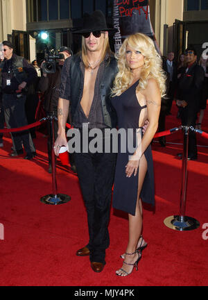 Kid Rock und Pamela Anderson Ankommend an der Kreuzung '31 Jährliche American Music Awards' im Shrine Auditorium in Los Angeles. November, 16, 2003. - KidRock AndersonPam 04.JPG - KidRock AndersonPam 04. JPGAndersonPam KidRock04 Event in Hollywood Leben - Kalifornien, Red Carpet Event, Vertikal, USA, Filmindustrie, Prominente, Fotografie, Bestof, Kunst, Kultur und Unterhaltung, Topix Celebrities Fashion / vom roten Teppich-, Vertikal, Besten, Hollywood Leben, Event in Hollywood Leben - Kalifornien, Roter Teppich, USA, Filmindustrie, Prominente, Film ce Stockfoto