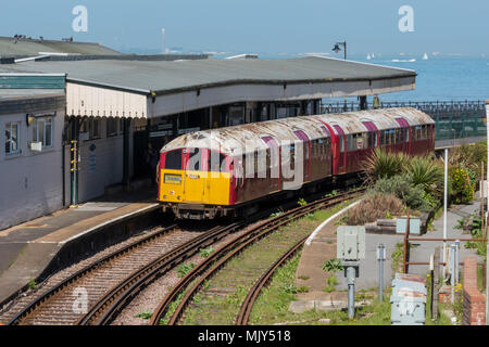 Eine Insel der Linie in der Plattform in Ryde esplanade Station am Meer in Ryde auf der Isle of Wight. alte London U-Bahn im täglichen Einsatz. Stockfoto