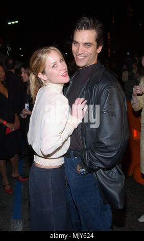 Christina Applegate und Ehemann Johnathon Schaech Ankunft im The Royal Tenenbaums Premiere am El Captain Theater in Los Angeles. Dezember 6, 2001. - SchaechJ ApplegateCh 02.JPG - SchaechJ ApplegateCh 02. JPGApplegateCh SchaechJ 02 Veranstaltung in Hollywood Leben - Kalifornien, Red Carpet Event, Vertikal, USA, Filmindustrie, Prominente, Fotografie, Bestof, Kunst, Kultur und Unterhaltung, Topix Celebrities Fashion / vom roten Teppich-, Vertikal, Besten, Hollywood Leben, Event in Hollywood Leben - Kalifornien, Roter Teppich, USA, Filmindustrie, Celebrit Stockfoto