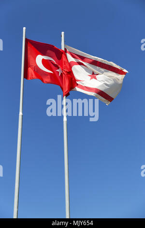 Im Norden von Zypern die wehende Flagge im Himmel Konzept der Stolz und Beruf Stockfoto