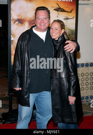 Tom Arnold und Shelby Roos anreisen, bei der Premiere von Kollateralschäden an den Mann Dorf Theater in Westwood, Los Angeles. Februar 4, 2002. - RoosShelby ArnoldTom 01A.jpg - ArnoldTom RoosShelby01A RoosShelby jpgArnoldTom 01 eine Veranstaltung in Hollywood Leben - Kalifornien, Red Carpet Event, Vertikal, USA, Filmindustrie, Prominente, Fotografie, Bestof, Kunst, Kultur und Unterhaltung, Topix Celebrities Fashion / vom roten Teppich-, Vertikal, Besten, Hollywood Leben, Event in Hollywood Leben - Kalifornien, Roter Teppich, USA, Filmindustrie, Prominente, mov Stockfoto