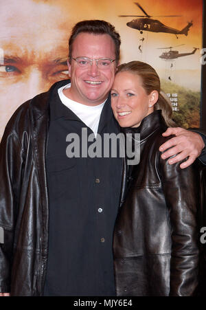 Tom Arnold und Shelby Roos anreisen, bei der Premiere von Kollateralschäden an den Mann Dorf Theater in Westwood, Los Angeles. Februar 4, 2002. - RoosShelby ArnoldTom 05.JPG - RoosShelby ArnoldTom 05. JPGArnoldTom RoosShelby 05 Veranstaltung in Hollywood Leben - Kalifornien, Red Carpet Event, Vertikal, USA, Filmindustrie, Prominente, Fotografie, Bestof, Kunst, Kultur und Unterhaltung, Topix Celebrities Fashion / vom roten Teppich-, Vertikal, Besten, Hollywood Leben, Event in Hollywood Leben - Kalifornien, Roter Teppich, USA, Filmindustrie, Prominente, Film Stockfoto