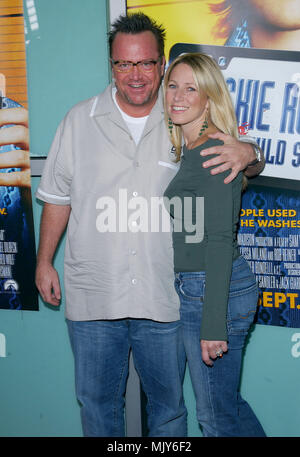 Tom Arnold und Frau Shelby Ankommend an der Kreuzung 'Dickie Roberts: Former Child Star Premiere' an den Cinerama Dome in Los Angeles. September 03, 2003. - ArnoldTom Shelby w20.JPG - ArnoldTom Shelby w 20. JPGArnoldTom Shelby w20 Event in Hollywood Leben - Kalifornien, Red Carpet Event, Vertikal, USA, Filmindustrie, Prominente, Fotografie, Bestof, Kunst, Kultur und Unterhaltung, Topix Celebrities Fashion / vom roten Teppich-, Vertikal, Besten, Hollywood Leben, Event in Hollywood Leben - Kalifornien, Roter Teppich, USA, Filmindustrie, Prominente, Film ce Stockfoto