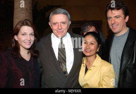 John astin posiert mit Schritt Tochter Christine (Sean' Frau) und seine Frau Valerie bei der Premiere von Herr der Ringe an der Egyptian Theatre in Los Angeles. Dezember 16, 2001. - AstinJohn Christus Val03.JPG - AstinJohn Christus Val 03. JPGAstinJohn Christus Val 03 Veranstaltung in Hollywood Leben - Kalifornien, Red Carpet Event, Vertikal, USA, Filmindustrie, Prominente, Fotografie, Bestof, Kunst, Kultur und Unterhaltung, Topix Celebrities Fashion / vom roten Teppich-, Vertikal, Besten, Hollywood Leben, Event in Hollywood Leben - Kalifornien, Roter Teppich, USA, F Stockfoto