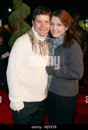 Sean Astin und Frau Christine bei der Premiere von Harry Potter und der Stein des Zauberers Ankunft auf dem Westwood Village Theater in Los Angeles. November 14, 2001. - AstinSean Christine01 A.JPG-AstinSean Christine01 A. JPGAstinSean Christine01 eine Veranstaltung in Hollywood Leben - Kalifornien, Red Carpet Event, Vertikal, USA, Filmindustrie, Prominente, Fotografie, Bestof, Kunst, Kultur und Unterhaltung, Topix Celebrities Fashion / vom roten Teppich-, Vertikal, Besten, Hollywood Leben, Event in Hollywood Leben - Kalifornien, Roter Teppich, USA, Filmindustrie, Stockfoto