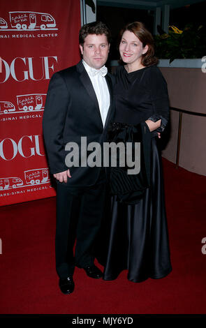 Sean Astin und Frau Christine anreisen im Cedar Sinai Valentine's Ball jährlichen fundraising im Beverly Hills Hotel in Los Angeles. 13. Februar 2002 - AstinSean Christine01.jpg - AstinSean Christine 01C jpgAstinSean Christine01 C Veranstaltung in Hollywood Leben - Kalifornien, Red Carpet Event, Vertikal, USA, Filmindustrie, Prominente, Fotografie, Bestof, Kunst, Kultur und Unterhaltung, Topix Celebrities Fashion / vom roten Teppich-, Vertikal, Besten, Hollywood Leben, Event in Hollywood Leben - Kalifornien, Roter Teppich, USA, Filmindustrie, Celebr Stockfoto