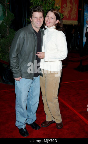 Sean Astin und Frau Christine bei der Premiere von "Harry Potter und die Kammer des Schreckens' bei der Ankunft im Westwood Village Theater in Los Angeles. November 14, 2002. - AstinSean Christine40.JPG - AstinSean Christine 40. JPGAstinSean Christine 40 Veranstaltung in Hollywood Leben - Kalifornien, Red Carpet Event, Vertikal, USA, Filmindustrie, Prominente, Fotografie, Bestof, Kunst, Kultur und Unterhaltung, Topix Celebrities Fashion / vom roten Teppich-, Vertikal, Besten, Hollywood Leben, Event in Hollywood Leben - Kalifornien, Roter Teppich, USA, Film Indust Stockfoto