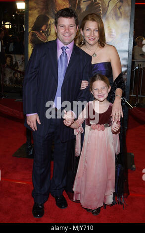 Sean Astin mit Frau und Tochter bei der Ankunft im "DER HERR DER RINGE: DIE RÜCKKEHR DES KÖNIGS PREMIERE' im Westwood Village Theater in Los Angeles. Dezember 3, 2003. - AstinSean frau Tochter081.JPG-AstinSean frau Tochter081. JPGAstinSean frau Tochter 081 Veranstaltung in Hollywood Leben - Kalifornien, Red Carpet Event, Vertikal, USA, Filmindustrie, Prominente, Fotografie, Bestof, Kunst, Kultur und Unterhaltung, Topix Celebrities Fashion / vom roten Teppich-, Vertikal, Besten, Hollywood Leben, Event in Hollywood Leben - Kalifornien, Roter Teppich, U Stockfoto