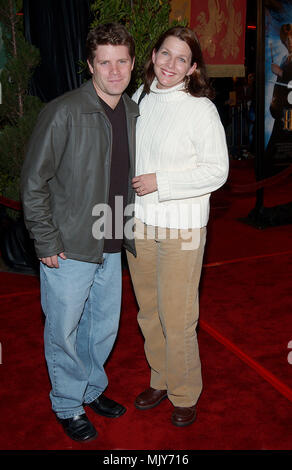 Sean Astin und Frau Christine bei der Premiere von "Harry Potter und die Kammer des Schreckens' bei der Ankunft im Westwood Village Theater in Los Angeles. November 14, 2002. - AstinSean Frau.JPG-AstinSean Frau 15. JPGAstinSean Frau 15 Veranstaltung in Hollywood Leben - Kalifornien, Red Carpet Event, Vertikal, USA, Filmindustrie, Prominente, Fotografie, Bestof, Kunst, Kultur und Unterhaltung, Topix Celebrities Fashion / vom roten Teppich-, Vertikal, Besten, Hollywood Leben, Event in Hollywood Leben - Kalifornien, Roter Teppich, USA, Filmindustrie, Prominente, Stockfoto