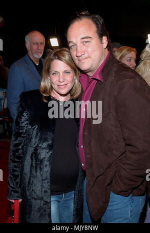 Jim Belushi posiert mit Frau Jenny bei der Premiere von joesomebody am Mann Dorf Theater in Los Angeles. Dezember 19, 2001. - BelushiJim Jenny05.JPG - BelushiJim Jenny 05. JPGBelushiJim Jenny05 Event in Hollywood Leben - Kalifornien, Red Carpet Event, Vertikal, USA, Filmindustrie, Prominente, Fotografie, Bestof, Kunst, Kultur und Unterhaltung, Topix Celebrities Fashion / vom roten Teppich-, Vertikal, Besten, Hollywood Leben, Event in Hollywood Leben - Kalifornien, Roter Teppich, USA, Film, Stars, Film Stars, TV celebriti Stockfoto