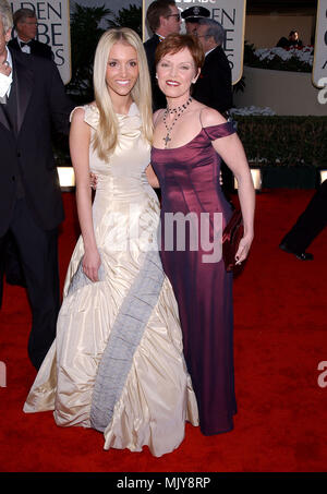 Pat Benatar posiert mit Tochter Haley Giraldo kommt an der 59th Golden Globes Awards im Beverly Hilton in Los Angeles. Januar 20, 2002. © - BenatarPat Tochter 51.JPG-BenatarPat Tochter 51. JPGBenatarPat Tochter 51 Veranstaltung in Hollywood Leben - Kalifornien, Red Carpet Event, Vertikal, USA, Filmindustrie, Prominente, Fotografie, Bestof, Kunst, Kultur und Unterhaltung, Topix Celebrities Fashion / vom roten Teppich-, Vertikal, Besten, Hollywood Leben, Event in Hollywood Leben - Kalifornien, Roter Teppich, USA, Filmindustrie, Prominente, Movie c Stockfoto