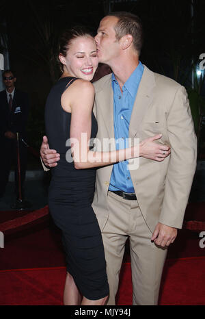 Peter Berg (Direktor) und Estella Warren anreisen, in der 'heruntergekommenen Premiere' im Universal Studio Theater in Los Angeles. September 22, 2003. - WarrenEstella BergPeter 26.JPG - WarrenEstella BergPeter 26. JPGBergPeter WarrenEstella 26 Veranstaltung in Hollywood Leben - Kalifornien, Red Carpet Event, Vertikal, USA, Filmindustrie, Prominente, Fotografie, Bestof, Kunst, Kultur und Unterhaltung, Topix Celebrities Fashion / vom roten Teppich-, Vertikal, Besten, Hollywood Leben, Event in Hollywood Leben - Kalifornien, Roter Teppich, USA, Filmindustrie, Celebriti Stockfoto