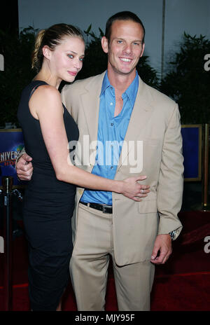 Peter Berg (Direktor) und Estella Warren anreisen, in der 'heruntergekommenen Premiere' im Universal Studio Theater in Los Angeles. September 22, 2003. - WarrenEstella BergPeter 28.JPG - WarrenEstella BergPeter 28. JPGBergPeter WarrenEstella 28 Veranstaltung in Hollywood Leben - Kalifornien, Red Carpet Event, Vertikal, USA, Filmindustrie, Prominente, Fotografie, Bestof, Kunst, Kultur und Unterhaltung, Topix Celebrities Fashion / vom roten Teppich-, Vertikal, Besten, Hollywood Leben, Event in Hollywood Leben - Kalifornien, Roter Teppich, USA, Filmindustrie, Celebriti Stockfoto