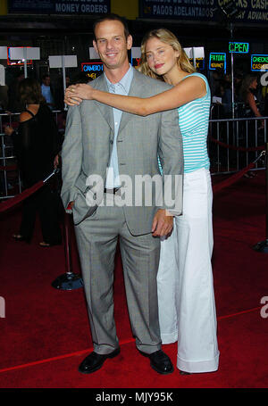 Peter Berg und Frau Estella Warren eintrifft, um die Sicherheiten Premiere im Orpheum Theater in Los Angeles. August 2, 2004 - WarrenEstella BergPeter 49.JPG - WarrenEstella BergPeter 49. JPGBergPeter WarrenEstella 49 Veranstaltung in Hollywood Leben - Kalifornien, Red Carpet Event, Vertikal, USA, Filmindustrie, Prominente, Fotografie, Bestof, Kunst, Kultur und Unterhaltung, Topix Celebrities Fashion / vom roten Teppich-, Vertikal, Besten, Hollywood Leben, Event in Hollywood Leben - Kalifornien, Roter Teppich, USA, Filmindustrie, Prominente, Film celebritie Stockfoto