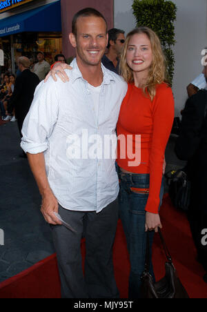 Peter Berg und Estella Warren Ankommend an der Kreuzung 'amerikanischen Hochzeit Premiere' an der Universal Amphitheater in Los Angeles. Juli, 24, 2003. - WarrenEstella BergPeter 213.JPG - WarrenEstella BergPeter 213. JPGBergPeter WarrenEstella 213 Veranstaltung in Hollywood Leben - Kalifornien, Red Carpet Event, Vertikal, USA, Filmindustrie, Prominente, Fotografie, Bestof, Kunst, Kultur und Unterhaltung, Topix Celebrities Fashion / vom roten Teppich-, Vertikal, Besten, Hollywood Leben, Event in Hollywood Leben - Kalifornien, Roter Teppich, USA, Filmindustrie, Prominente, Stockfoto