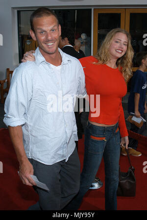 Peter Berg und Estella Warren Ankommend an der Kreuzung 'amerikanischen Hochzeit Premiere' an der Universal Amphitheater in Los Angeles. Juli, 24, 2003. - WarrenEstella BergPeter 216.JPG - WarrenEstella BergPeter 216. JPGBergPeter WarrenEstella 216 Veranstaltung in Hollywood Leben - Kalifornien, Red Carpet Event, Vertikal, USA, Filmindustrie, Prominente, Fotografie, Bestof, Kunst, Kultur und Unterhaltung, Topix Celebrities Fashion / vom roten Teppich-, Vertikal, Besten, Hollywood Leben, Event in Hollywood Leben - Kalifornien, Roter Teppich, USA, Filmindustrie, Prominente, Stockfoto