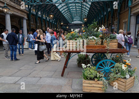 LONDON, GROSSBRITANNIEN, 20. April 2018: Covent Garden ist ein ehemaliger Obst- und Gemüsemarkt auf dem zentralen Platz, heute ein beliebtes Einkaufs- und touristischen Stockfoto