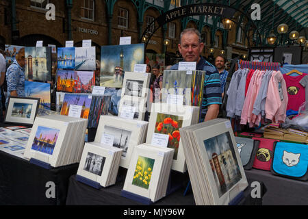 LONDON, GROSSBRITANNIEN, 20. April 2018: Covent Garden ist ein ehemaliger Obst- und Gemüsemarkt auf dem zentralen Platz, heute ein beliebtes Einkaufs- und touristischen Stockfoto