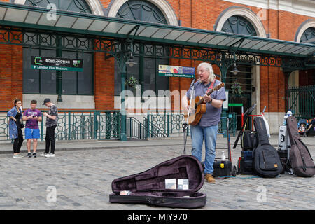 LONDON, GROSSBRITANNIEN, 20. April 2018: Covent Garden ist ein ehemaliger Obst- und Gemüsemarkt auf dem zentralen Platz, heute ein beliebtes Einkaufs- und touristischen Stockfoto