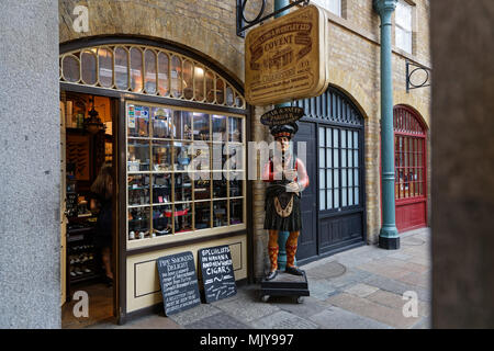 LONDON, GROSSBRITANNIEN, 20. April 2018: Covent Garden ist ein ehemaliger Obst- und Gemüsemarkt auf dem zentralen Platz, heute ein beliebtes Einkaufs- und touristischen Stockfoto